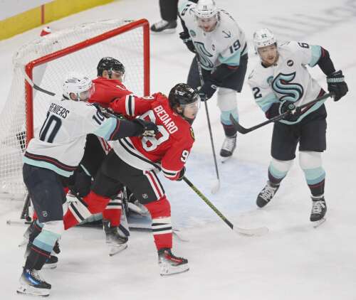 Blackhawks honor Roenick by delivering three-game win streak